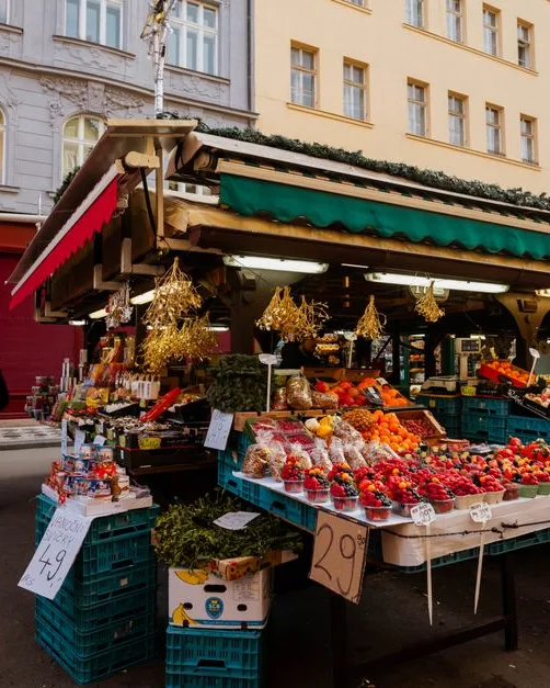 Étal de fruits et légumes frais sur un marché